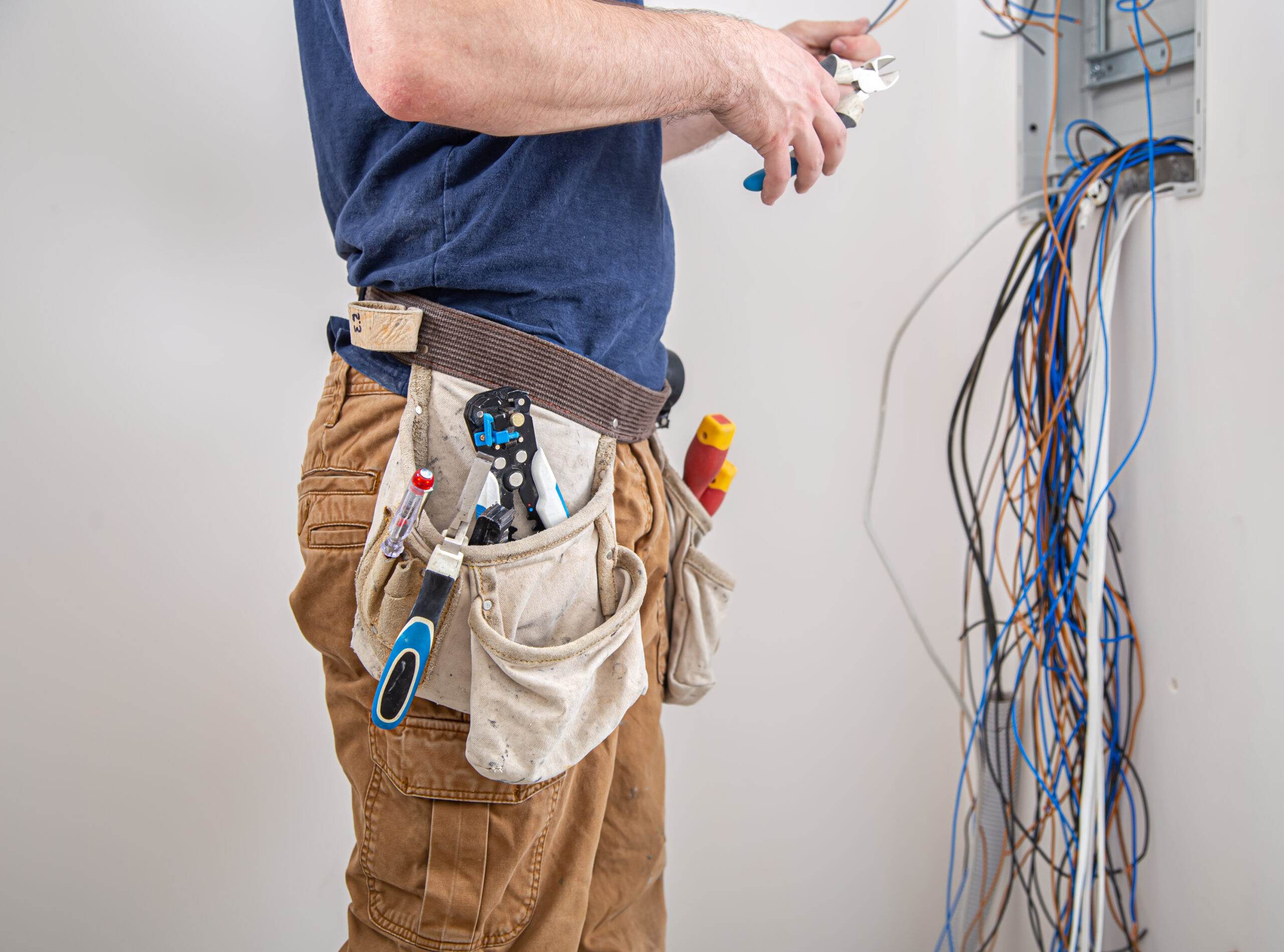 electricien-homme-cables